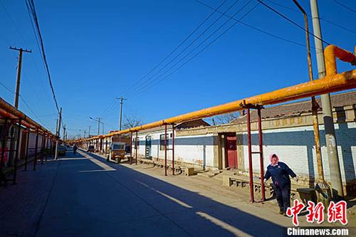 资料图：电代煤供暖管道通入家家户户。<a target='_blank' href='http://www.chinanews.com/'>中新社</a>记者 佟郁 摄